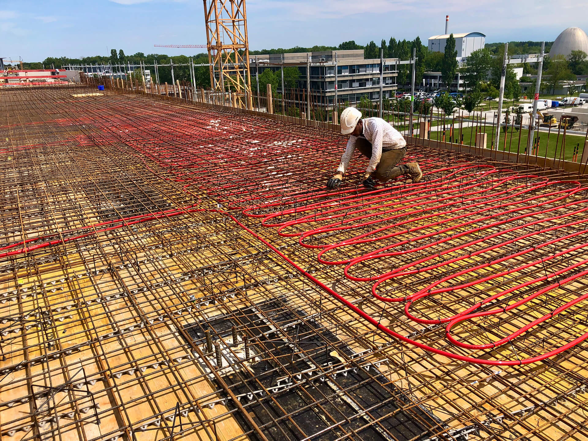 ein Gitternetz auf einer Betonfläche